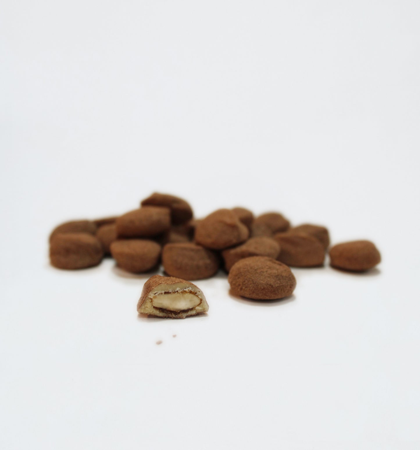 Caramelized almonds with cocoa